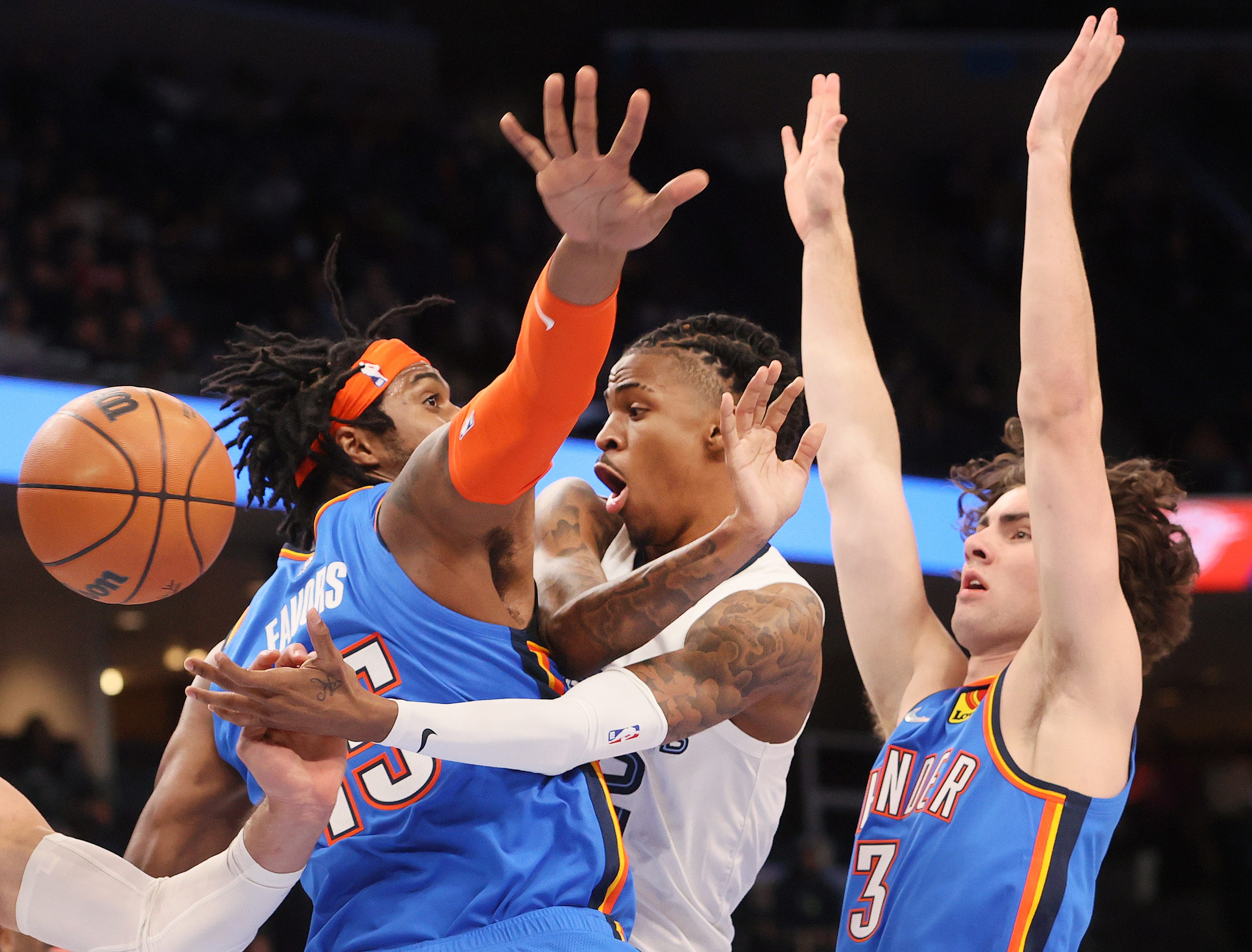 关于从TheShy连续三场比赛得分超过大胜到集结日AC米兰调整名单以备社区盾，孟菲斯灰熊围绕CBA常规赛止住颓势的信息